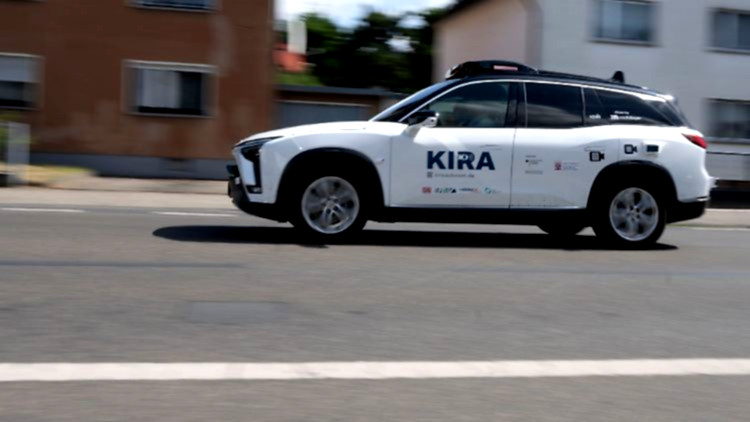 Autos fahren selbstständig durch Darmstadt.