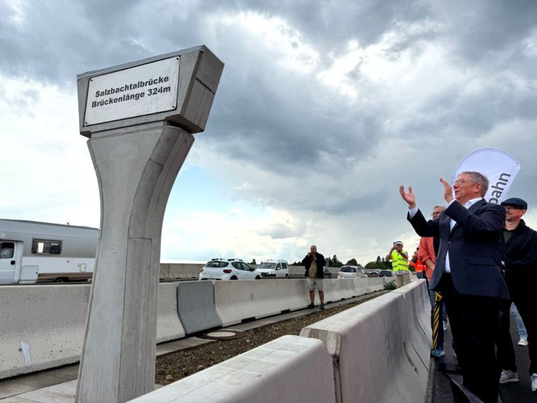 autos_fahren_uber_brucke