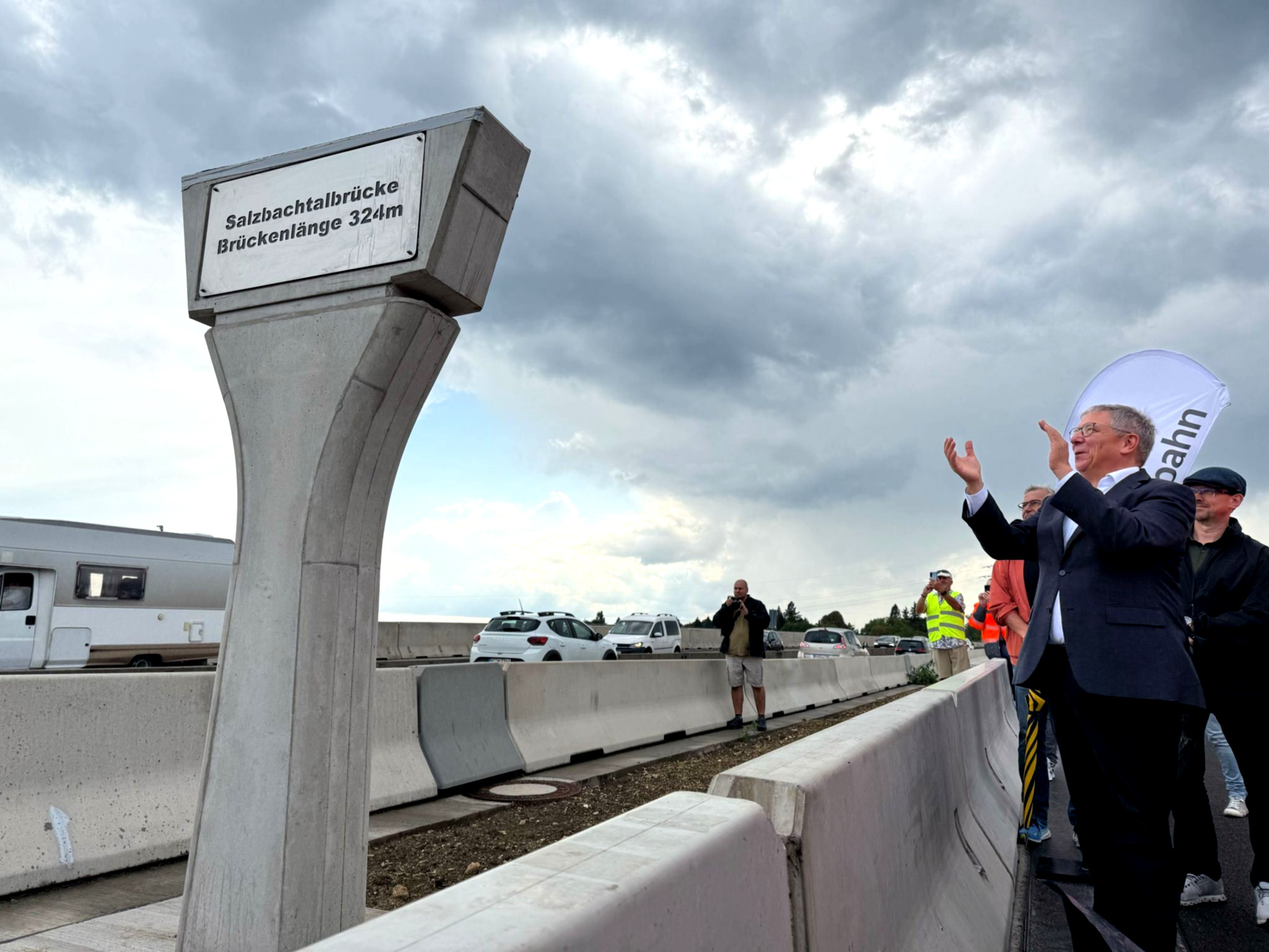 autos_fahren_uber_brucke