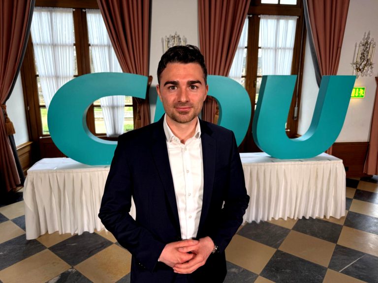 CDU-Politiker empfängt ukrainische Geflüchtete.
