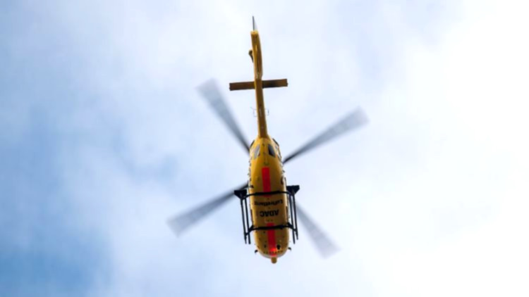 Laser blendet ADAC-Hubschraubercrew nachts.