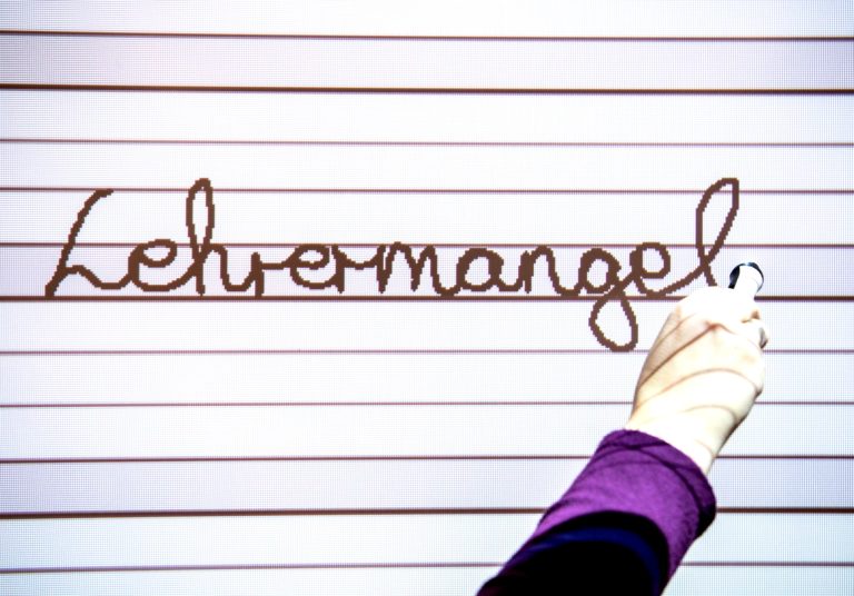 Lehrermangel, Technikmangel: Verbände schlagen Alarm.