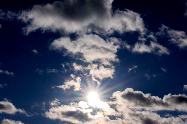 mensch_regenschirm_wolken_thermometer