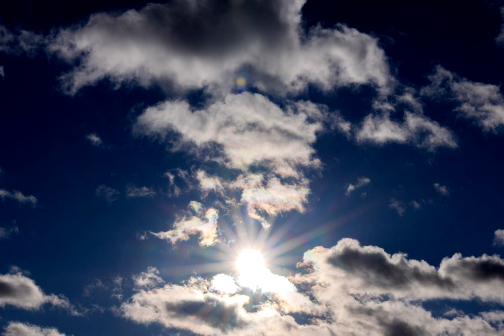 mensch_regenschirm_wolken_thermometer