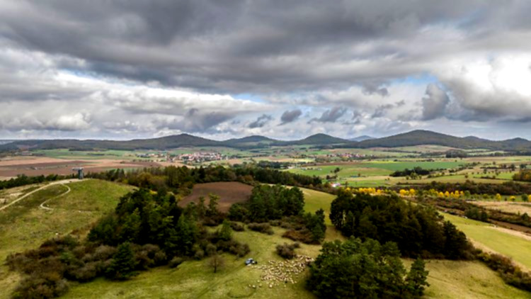 Menschen genießen Sommerfrische in Rhön.