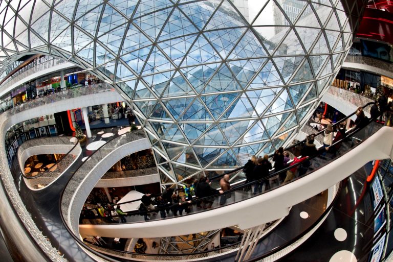 Menschen shoppen in Hessens Innenstadt.