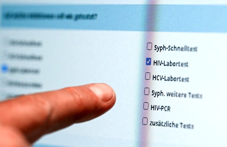 Menschen suchen Beratung zu Sexualthemen.