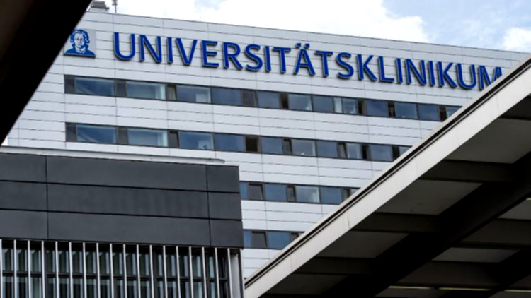Angeklagter Pfleger vor Gerichtsgebäude.