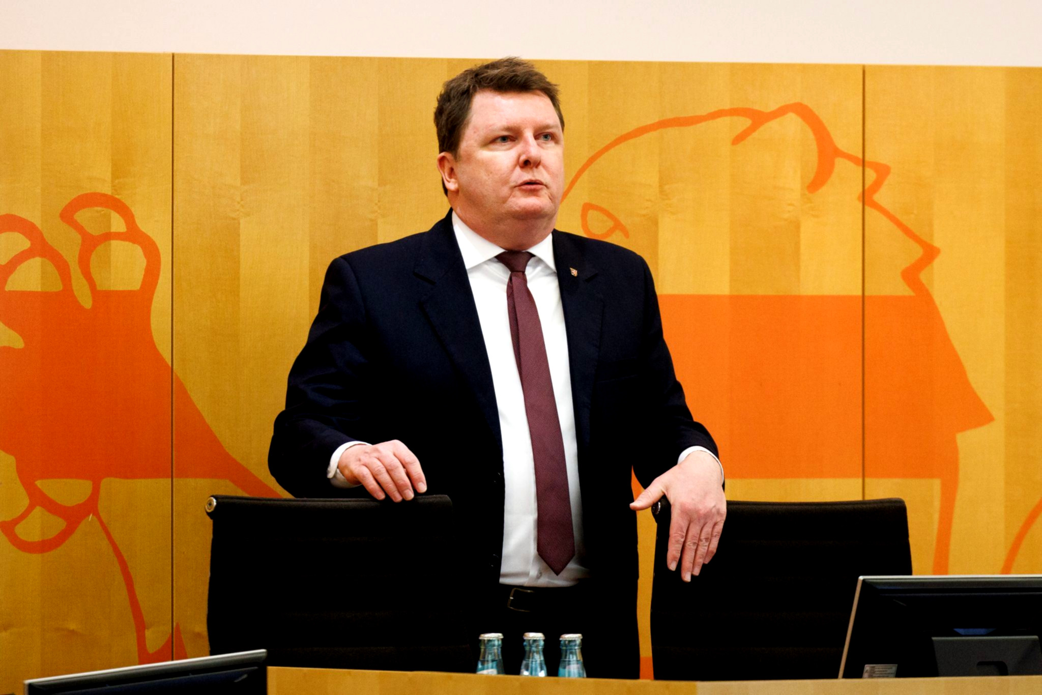 Abgeordnete diskutieren über Ausschussauflösung kontrovers.