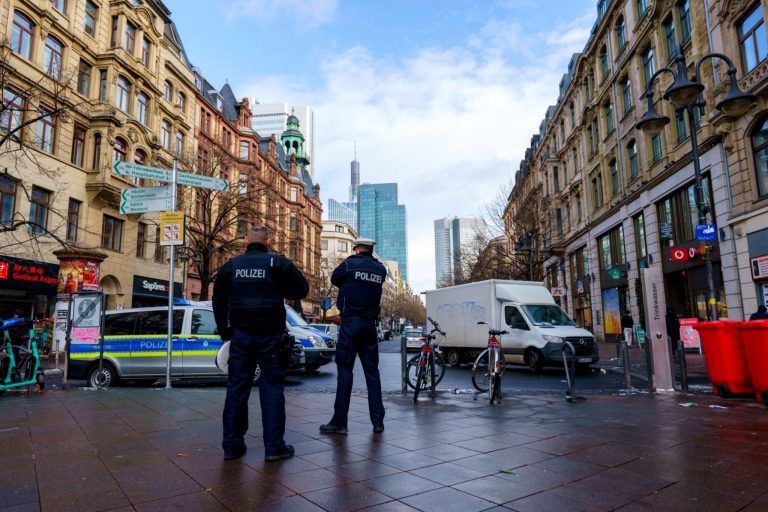 Polizei kontrolliert Menschenmengen in Hessen.