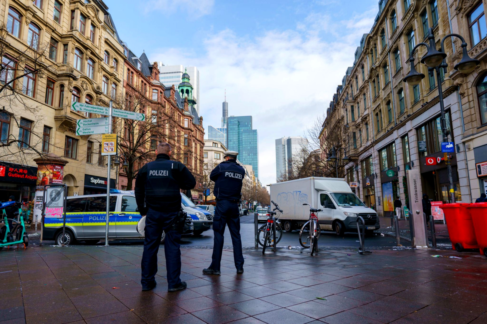 Polizei kontrolliert Menschenmengen in Hessen.