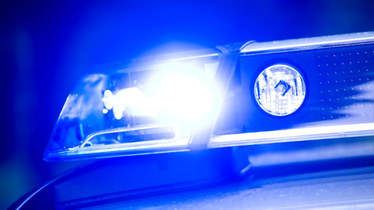 Polizei sucht bewaffnete flüchtige Täter.