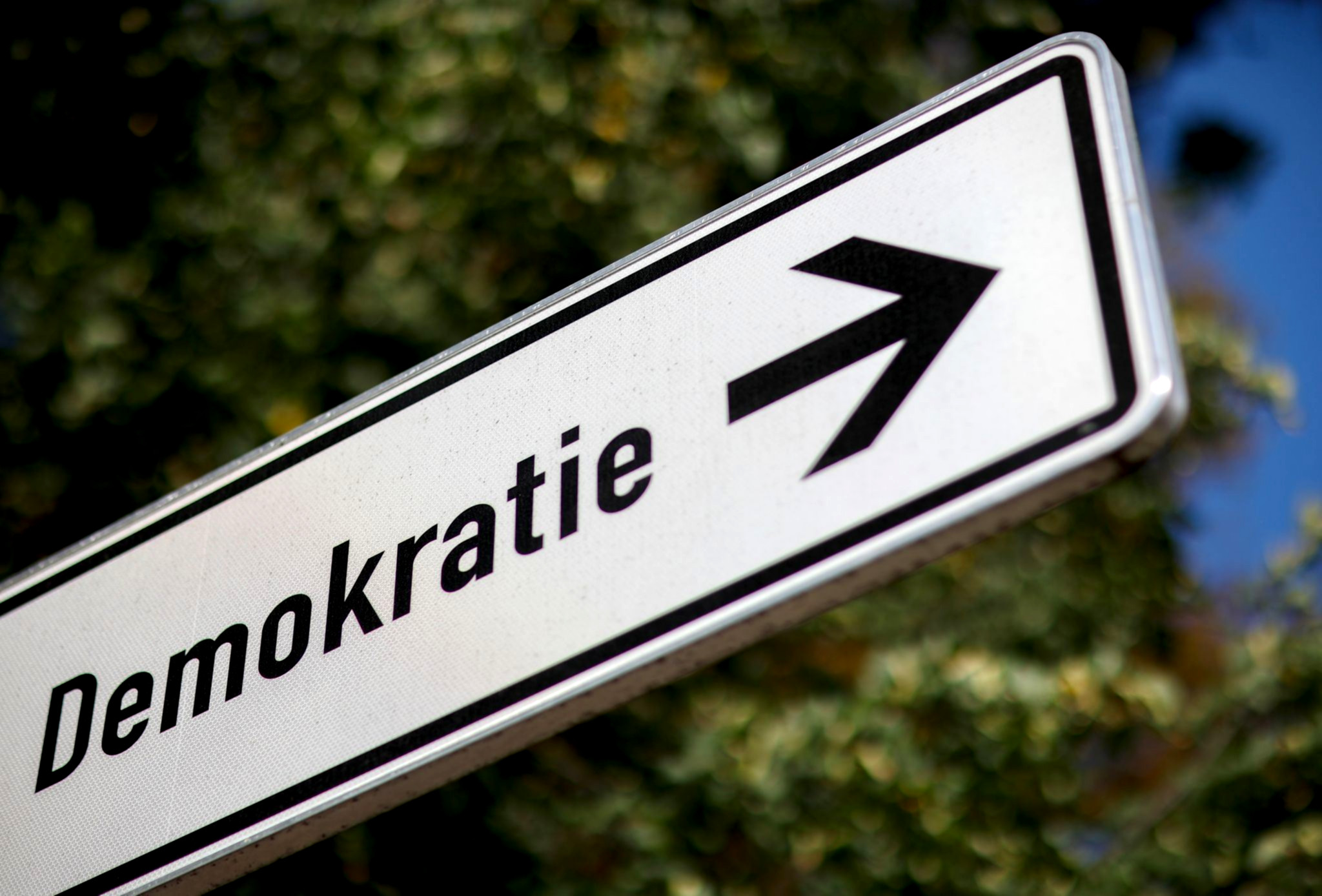 Minister zeigt Pläne für Demokratie.