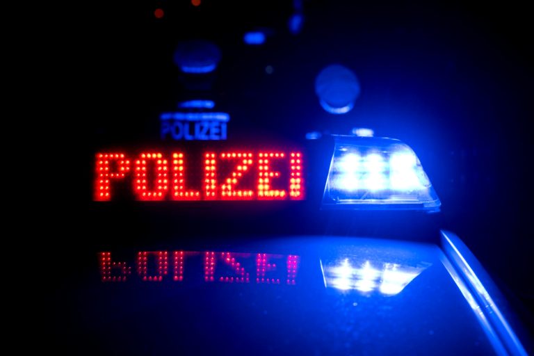 rauchender_lkw_blockiert_autobahn