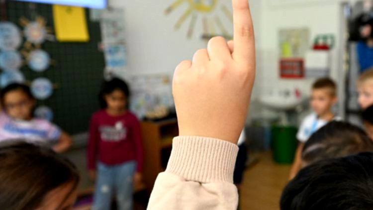 Schüler diskutieren Werte im Klassenraum.