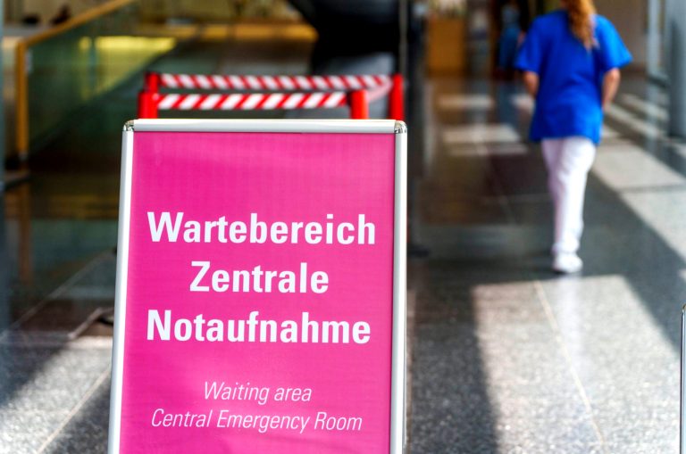 Personal schützt Patienten in hektischer Umgebung.