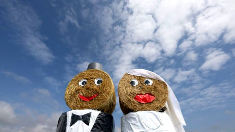 Strohkunst verschönert festliche Landhochzeit.