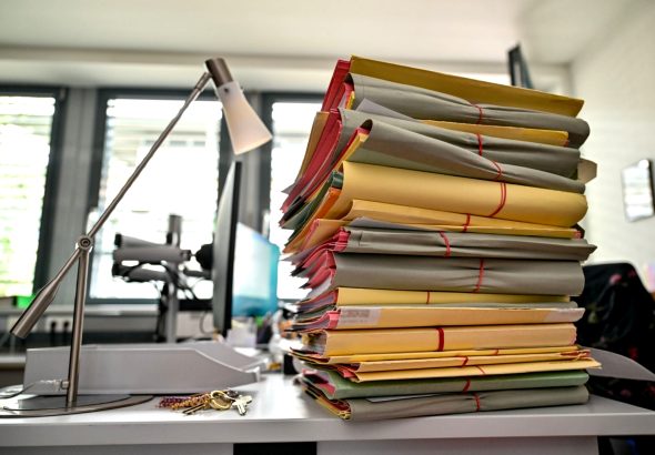 Stapel unbearbeiteter Akten wächst weiter.