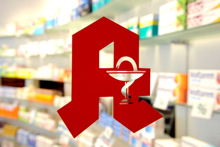 Leere Regale, besorgte Apotheker blicken.
