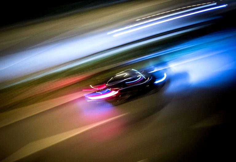 Auto überholt rechts nach Unfall.