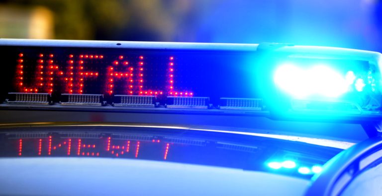 Autos stauen sich nach schwerem Unfall.