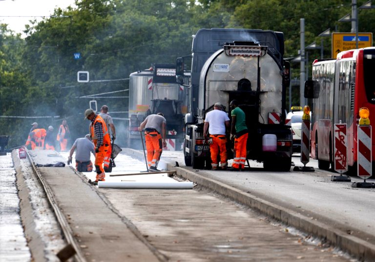 Bagger, Baustellen, Absperrungen überall: Großbaustelle
