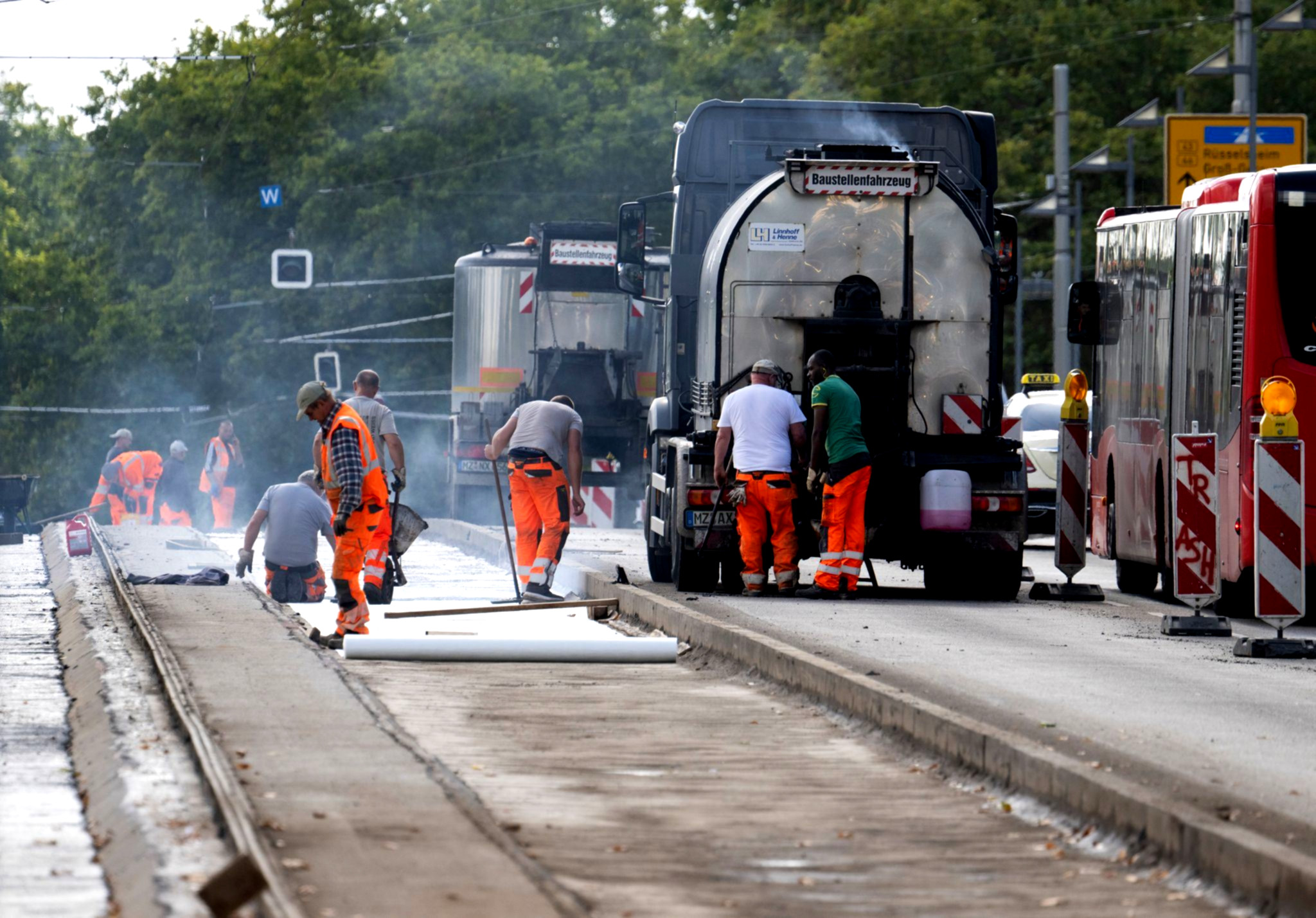 Bagger, Baustellen, Absperrungen überall: Großbaustelle
