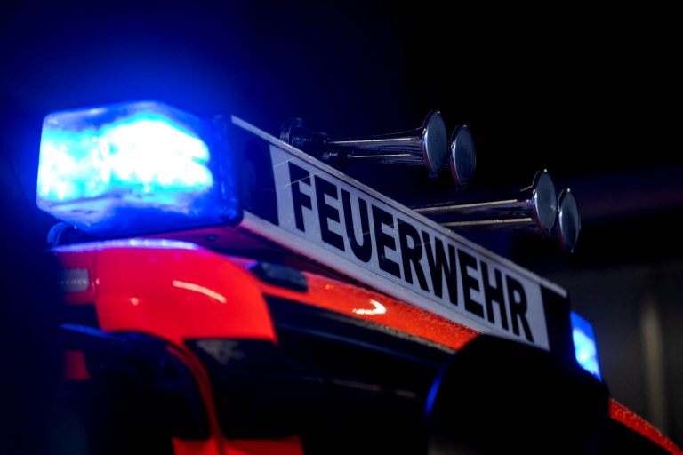 Flammen zerstören Haus, Menschen verletzt.