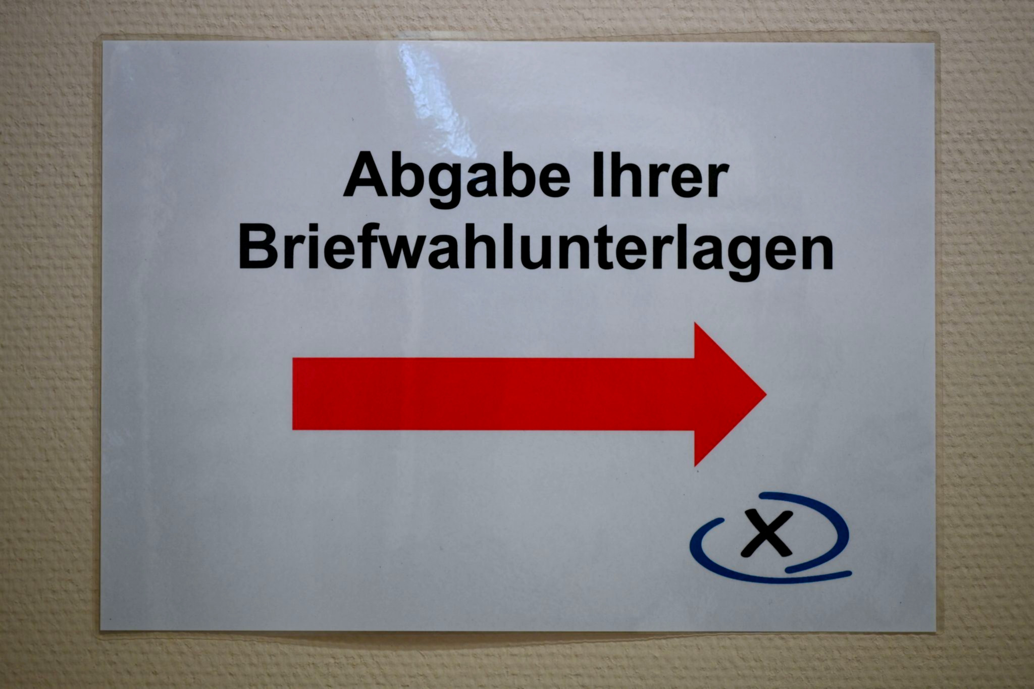 Politiker sprechen auf Darmstädter Bühne.