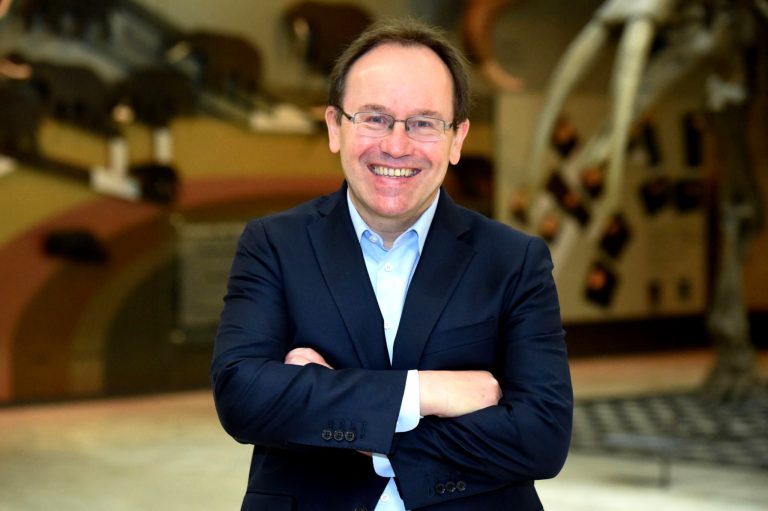 Direktor diskutiert Naturschutz ohne Geldsorgen.