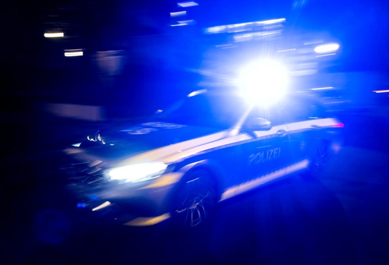 Laster blockiert südliche A5-Fahrspur.