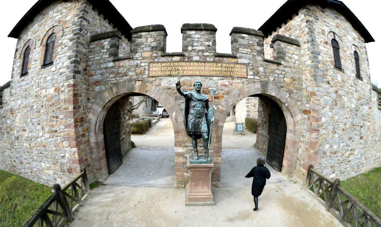 Menschen erkunden historische Saalburg-Anlage gemeinsam.