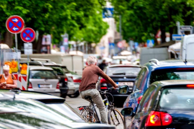 Fußgänger fordern Sicherheit in Frankfurt.