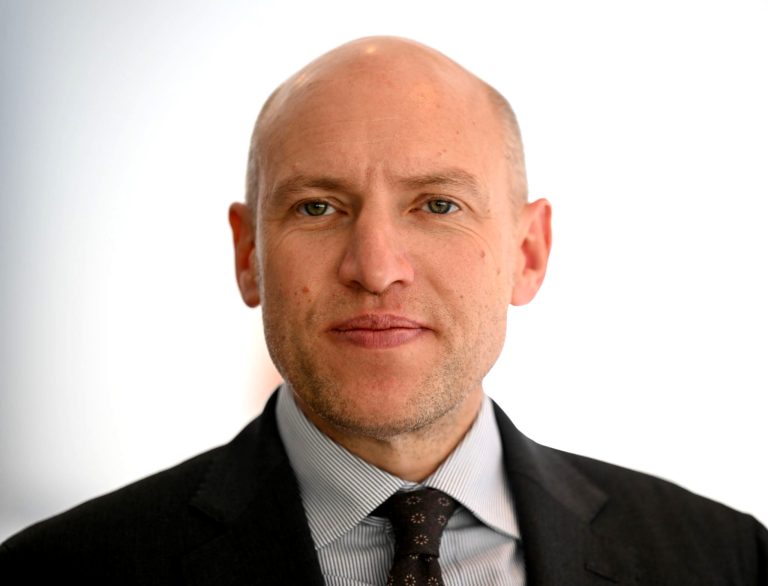 Minister zeigt neues Bürokratieabbau-Gesetz.