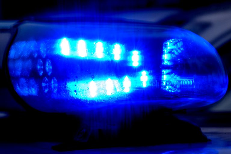 Motorrad liegt verlassen auf Rastplatz.