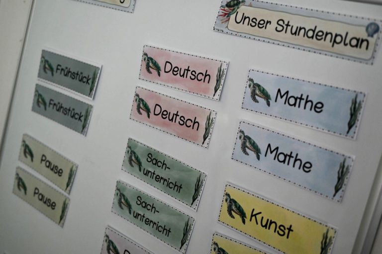 Abgeordnete debattieren Bildung in Hessen.