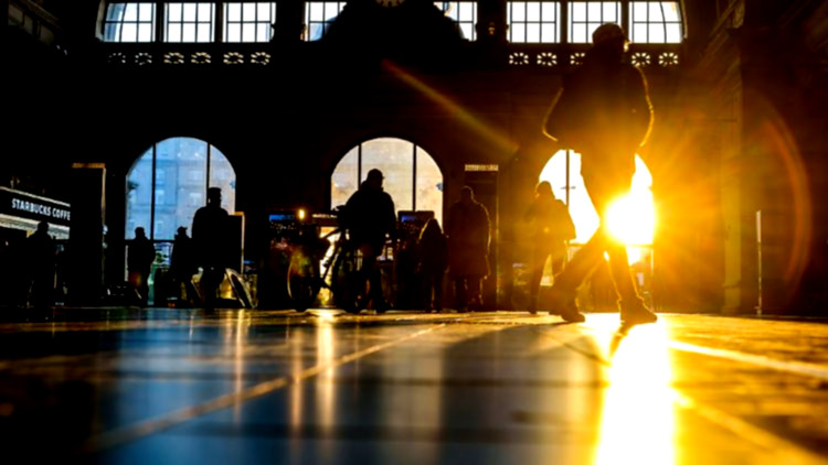 Polizei kontrolliert Bahnhof, Passanten beobachten.