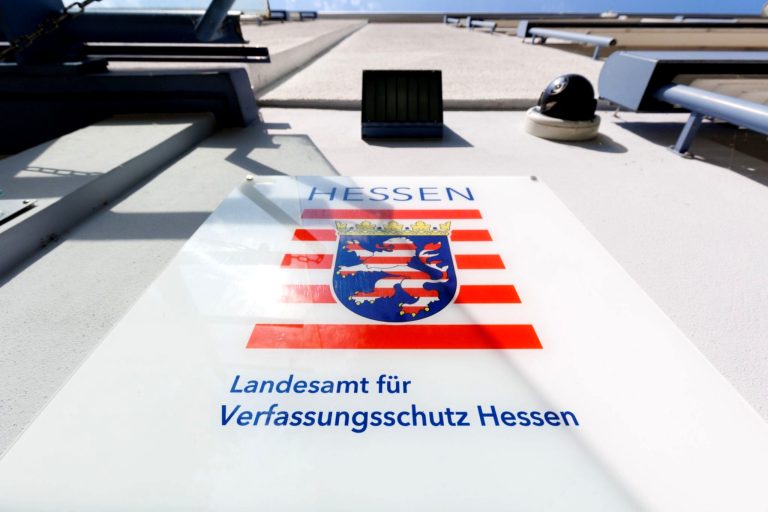 Poseck hält Bericht vor Publikum.