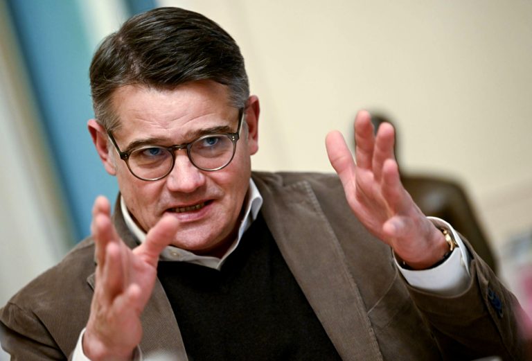 Minister lächelt beim Autogipfel-Gespräch.