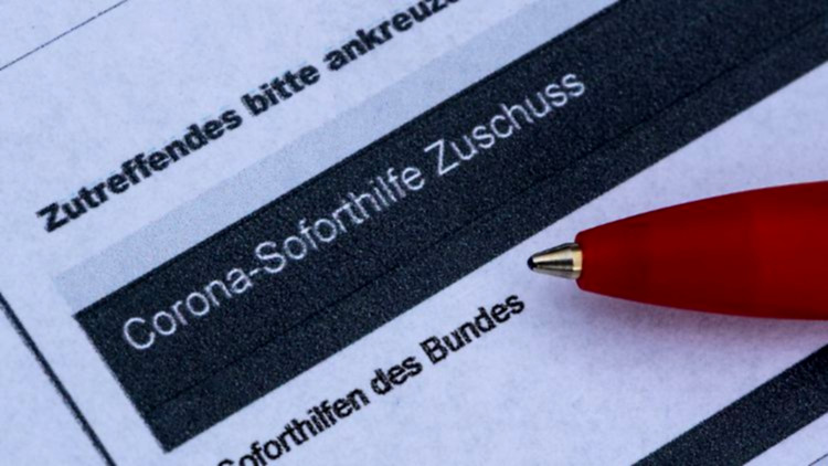 Angeklagte im Gerichtssaal sitzen schweigend.