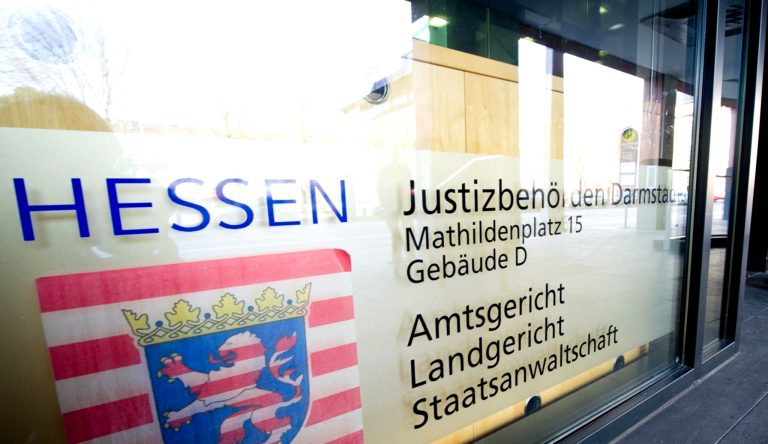 Richter entscheidet über Messerangriffsurteil.