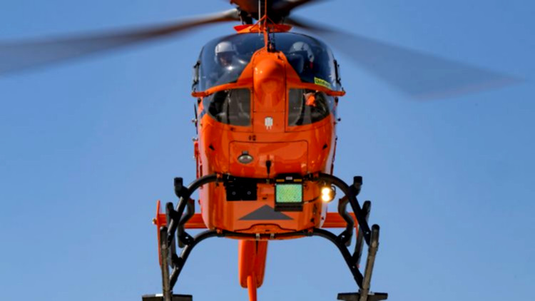 Rettungskräfte versorgen Verletzte nach Unfall.