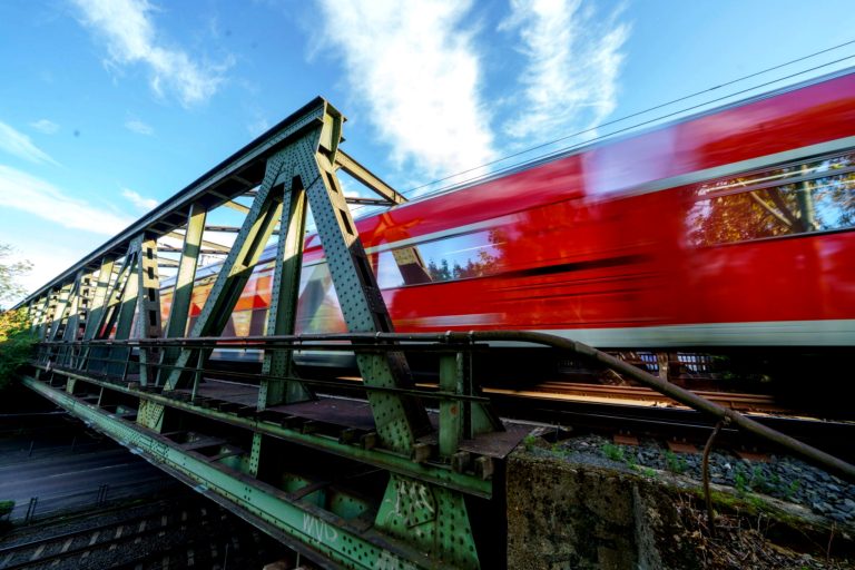 Neue Brücke erleichtert Frankfurts Bahnverkehr.