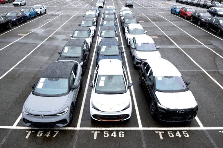 Rhein fordert Zukunftspläne für Autoindustrie.
