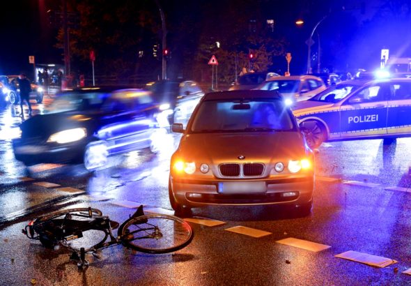 Fahrradfahrer mit reflektierender Kleidung.