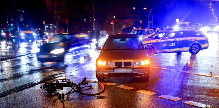 Fahrradfahrer mit reflektierender Kleidung.