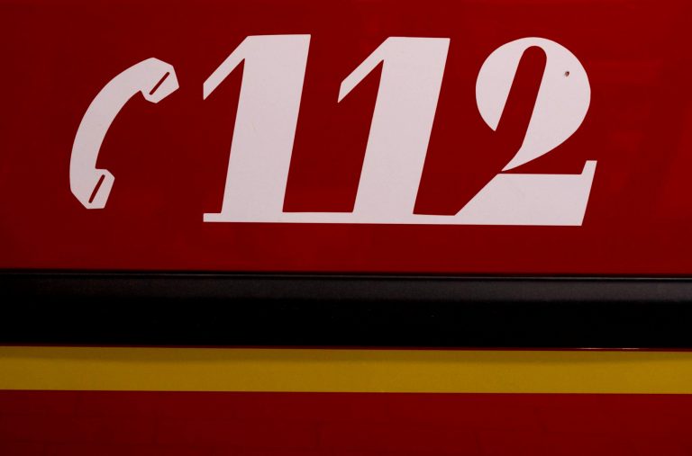 Feuerwehr löscht brennende Lagerhalle Kassel.
