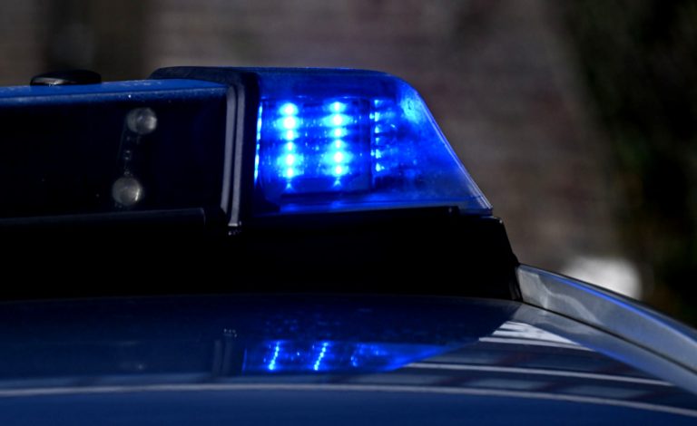 Verletzte Frau nach Flaschenwurf draußen.