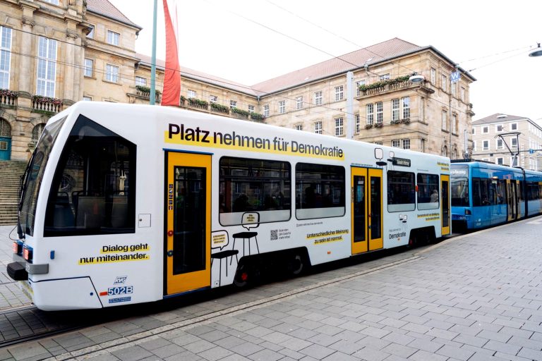 Zug voller Menschen im Dialog.