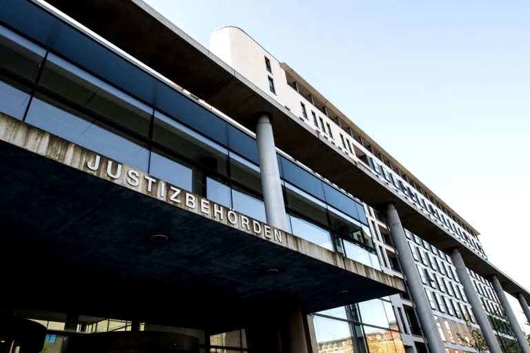 Angeklagter steht vor Gerichtssaal.